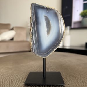 Agaat met druzy op standaard